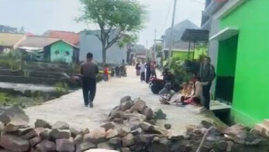 Jalan Perumahan Ditembok Pemilik Tanah, Warga Pacet Cianjur Tidur di Mobil