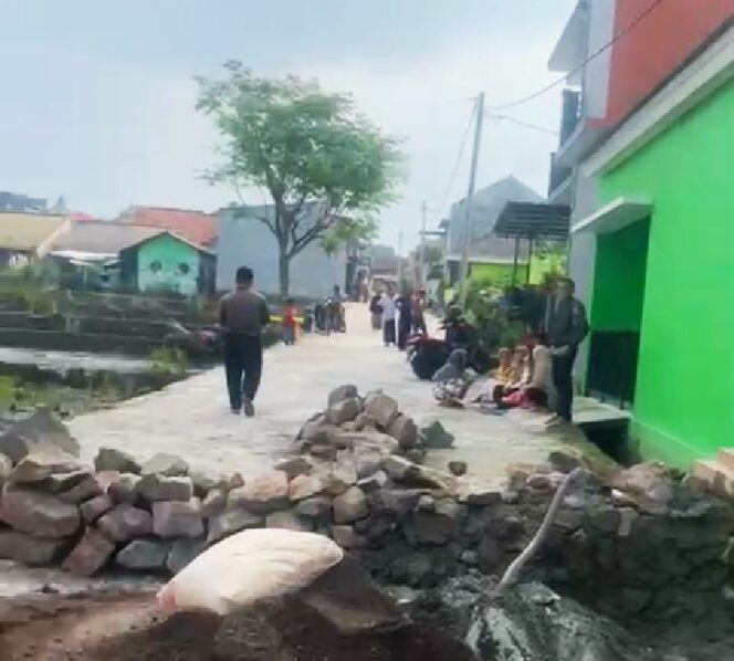 
 Jalan Perumahan Ditembok Pemilik Tanah, Warga Pacet Cianjur Tidur di Mobil.(Foto: Istimewa)