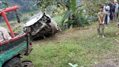 Diduga Sopir Mengantuk, Mobil Masuk Jurang 100 Meter di Naringgul Cianjur