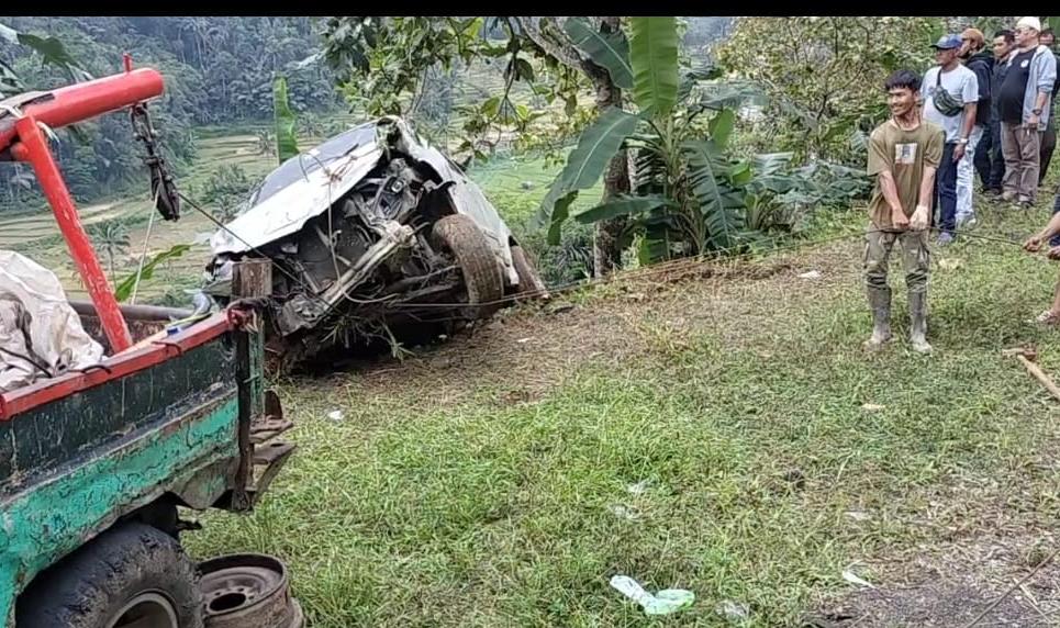 Diduga Sopir Mengantuk, Mobil Masuk Jurang 100 Meter di Naringgul Cianjur