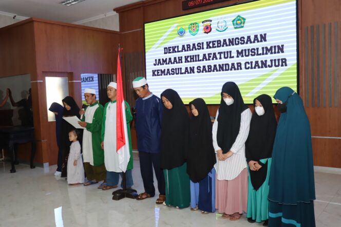 
 Belasan anggota Khilafatul Muslimin di Kabupaten Cianjur mendeklarasikan diri. Foto: Istimewa