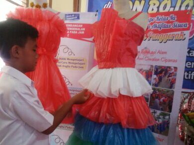 Anak SD di Cianjur Rubah Limbah Plastik Jadi Gaun, Bawa Pesan Pelestarian Lingkungan