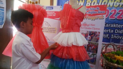 Anak SD di Cianjur Rubah Limbah Plastik Jadi Gaun, Bawa Pesan Pelestarian Lingkungan