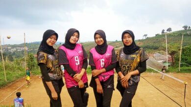 Manfaatkan Libur Sekolah, Sejumlah Gadis Asal Cipanas Bermain Voli