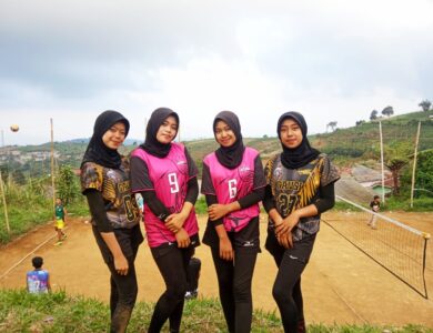 Manfaatkan Libur Sekolah, Sejumlah Gadis Asal Cipanas Bermain Voli