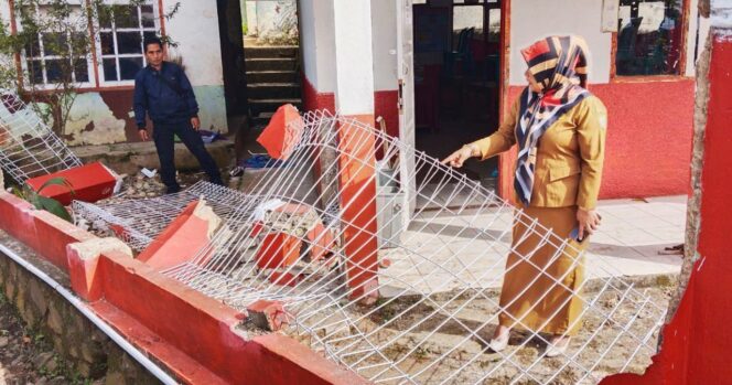 
 Pagar sekolah yang baru dicat tampak ambruk dan rusak karena diduga ada oknum yang tak bertanggung jawab.
Foto : Istimewa