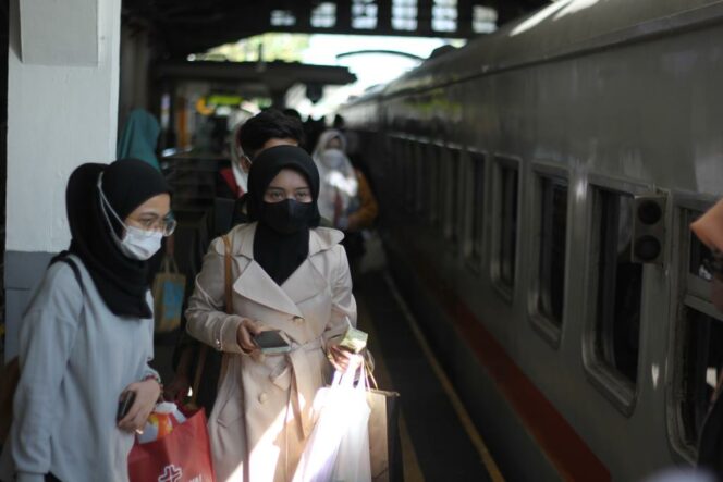 
 Naik Kereta Api Jarak Jauh Wajib Vaksinasi Booster dan Negatif Covid-19.(Foto: Afsal Muhammad/cianjurupdate.com)
