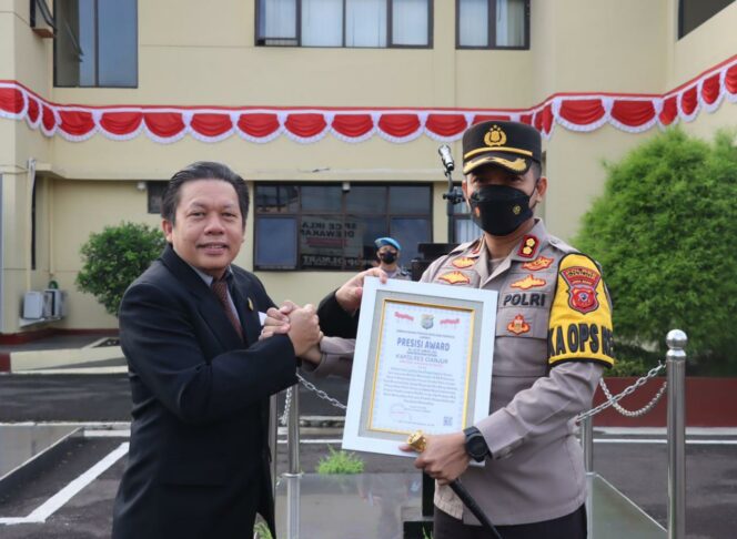 
 Kapolres Cianjur AKBP Doni Hermawan saat menerim piagam penghargaan dari LEMKAPI. (Foto: Istimewa)