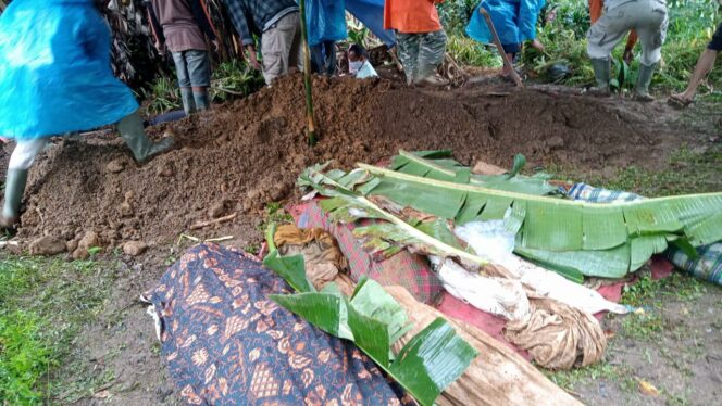 
 Sejumlah warga tengah mengevakuasi sejumlah jasad yang terbawa longsoran pasca tebing di Jolok Ambrol. (Foto: Rendi Irawan/ cianjurupdate.com)
