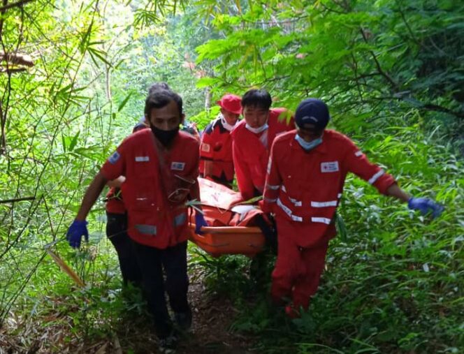 
 Tim gabungan mengevakuasi mayat pria tanpa identitas yang mengambang di Sungai Cisokan Cianjur.(Foto: Istimewa)