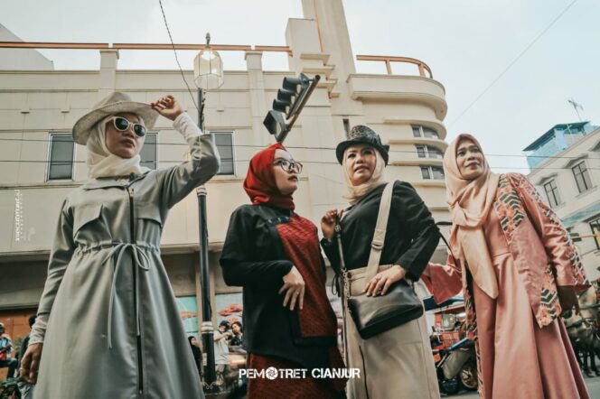 
 Komunitas Pemotret Cianjur bekerja sama dengan sejumlah UMKM Fashion menggelar Cianjur Fashion Week di Jalan Mangunsarkoro.(Foto: Istimewa)