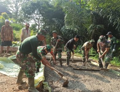 Beri Motivasi, Dansatgas Turun Tangan Dalam Pengecoran Jalan di TMMD ke 114