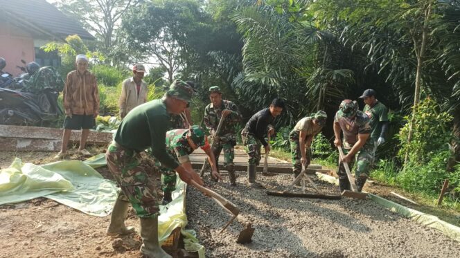
 Beri Motivasi, Dansatgas Turun Tangan Dalam Pengecoran Jalan di TMMD ke 114.(Foto: Istimewa)