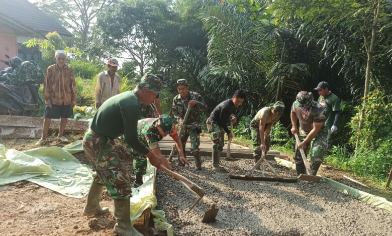 Beri Motivasi, Dansatgas Turun Tangan Dalam Pengecoran Jalan di TMMD ke 114