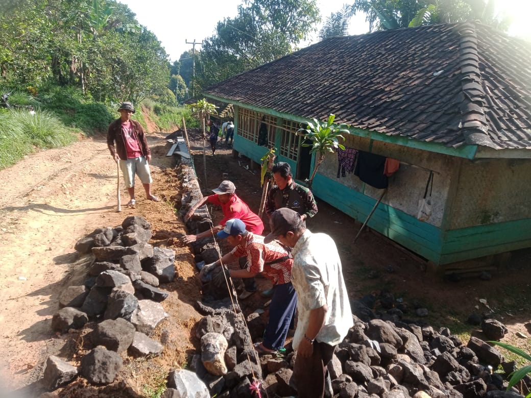 Pembuatan TPT di Cibeber Cianjur, TNI dan Warga Aktif Bahu Membahu