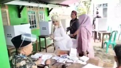 Masih Pakai Baju Pengantin, Wanita Ini Ikut Pencoblosan Pilkades Haurwangi Cianjur