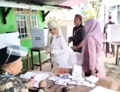 Masih Pakai Baju Pengantin, Wanita Ini Ikut Pencoblosan Pilkades Haurwangi Cianjur