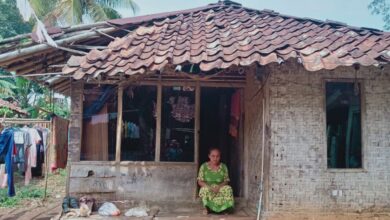 Prihatin! Pasutri Tunanetra di Cianjur Tinggal di Rumah Tak Layak Huni