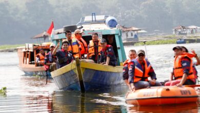 Puluhan Peserta Mengikuti Lomba Perahu Dayung di Waduk Cirata