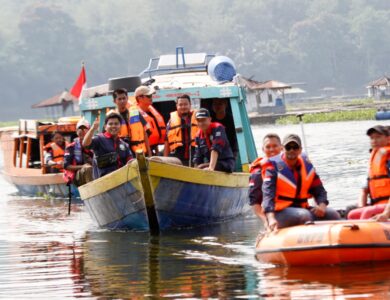 Puluhan Peserta Mengikuti Lomba Perahu Dayung di Waduk Cirata