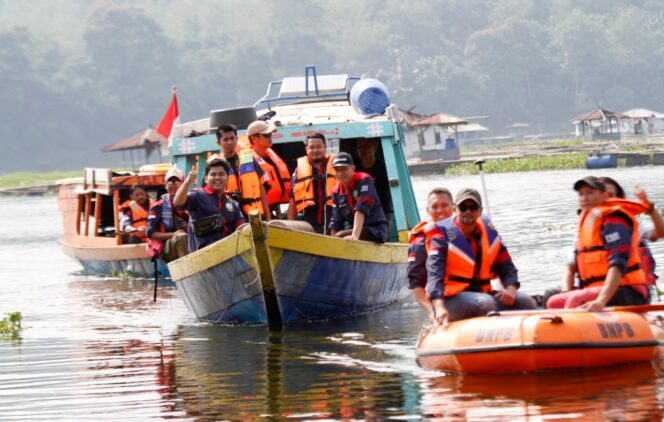 
 Puluhan Peserta Mengikuti Lomba Perahu Dayung di Waduk Cirata.(Foto: Istimewa)