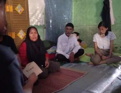 Dermawan Asal Bandung Beri Bantuan Pada Gadis Cianjur yang 7 Tahun Makan Pakai Selang