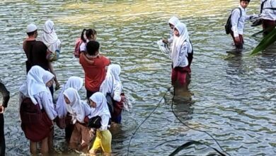 Pelajar Cianjur Lewati Sungai Untuk Sekolah, Jembatan Tak Kunjung Dibangun