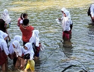 Pelajar Cianjur Lewati Sungai Untuk Sekolah, Jembatan Tak Kunjung Dibangun
