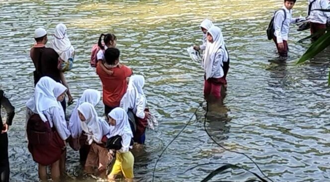 
 Pelajar Cianjur Lewati Sungai Untuk Sekolah, Jembatan Tak Kunjung Dibangun.(Foto: Afsal Muhammad/cianjurupdate.com)