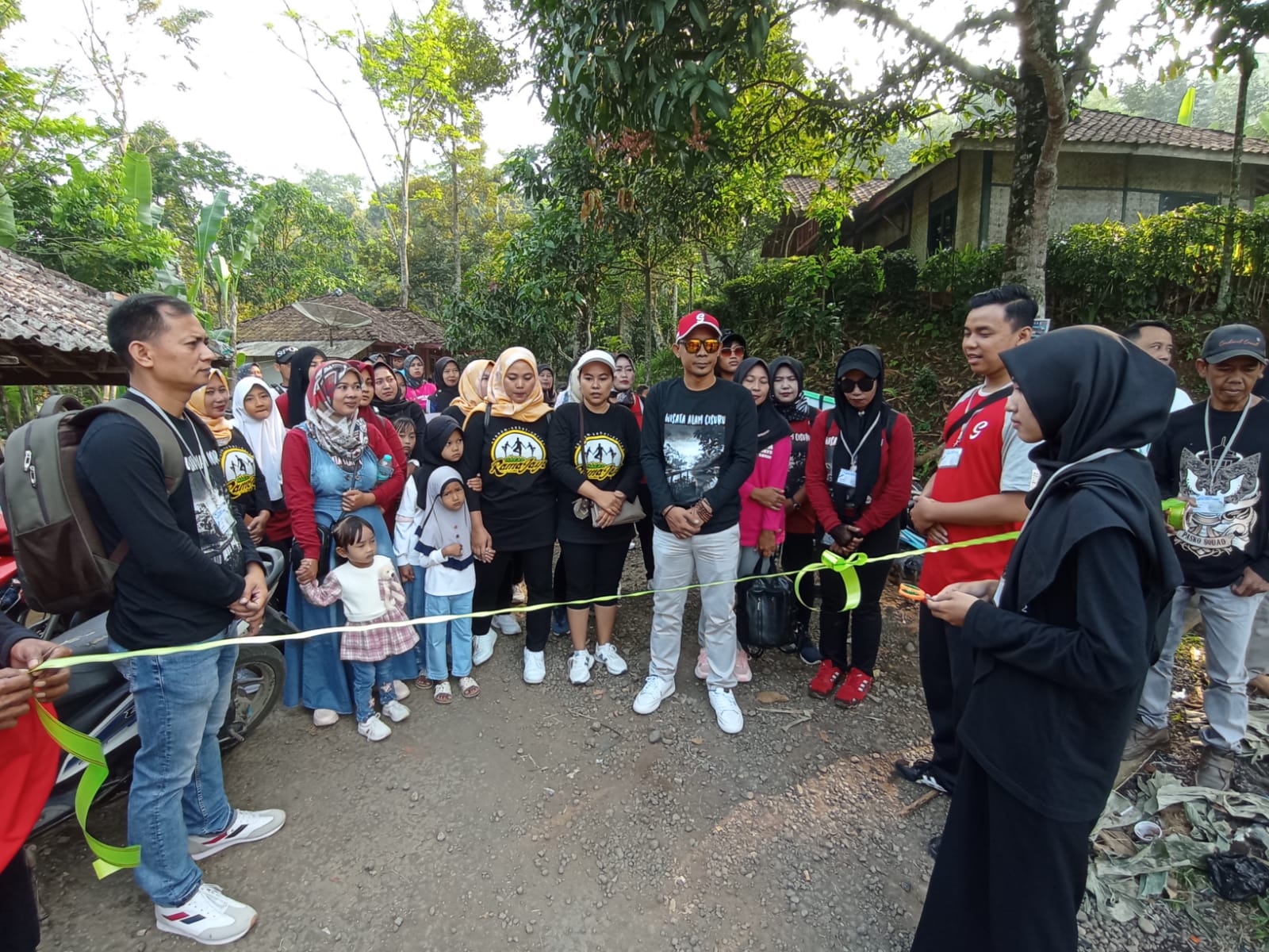 Mahasiswa KKN STAI Al-Azhary Cianjur Gelar Jalan Sehat di Desa Sukarama