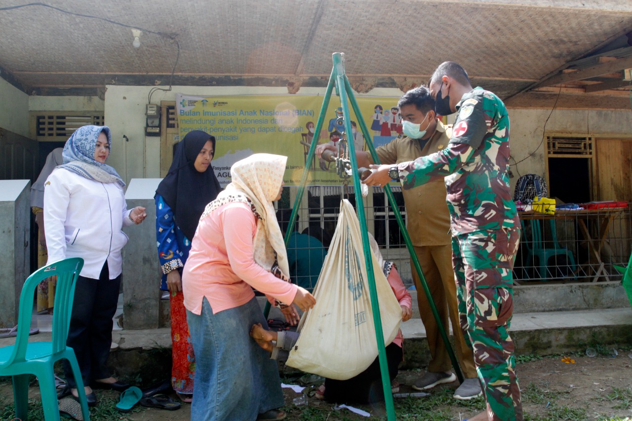 Gelar Posyandu, Satgas TMMD ke-114 Cianjur Ikut Pantau Perkembangan Balita