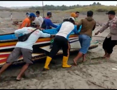 Terhantam Ombak, Perahu di Cianjur Terbelah Jadi Dua, Nelayan Hilang