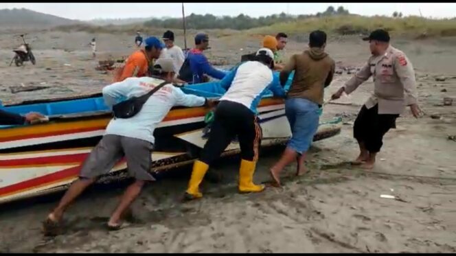 
 Terhantam Ombak, Perahu di Cianjur Terbelah Jadi Dua, Nelayan Hilang.(Foto: Istimewa)