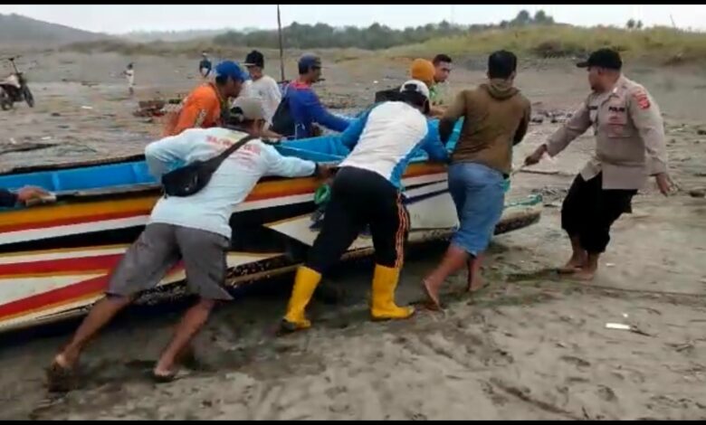 Terhantam Ombak, Perahu di Cianjur Terbelah Jadi Dua, Nelayan Hilang
