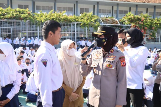 
					Seluruh Polwan yang ada di Polres Cianjur gelar kegiatan Police Goes To School ke SMPN 1 Cianjur, Senin (08/08/2022).(Foto: Istimewa)