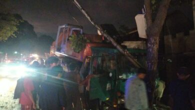 Kecelakaan, Truk Tronton Tabrak Mobil, Motor dan Warung di Gekbrong Cianjur