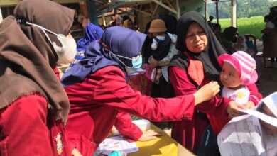 Mahasiswa KKN UM Bandung Bantu Sukseskan BIAN di Desa Babakankaret Cianjur