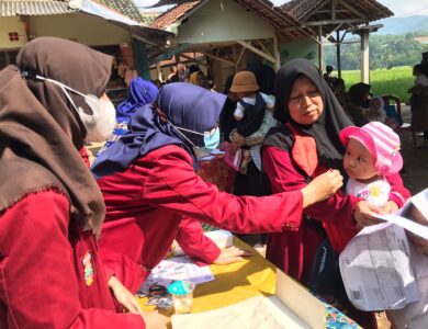 Mahasiswa KKN UM Bandung Bantu Sukseskan BIAN di Desa Babakankaret Cianjur
