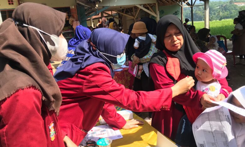 Mahasiswa KKN UM Bandung Bantu Sukseskan BIAN di Desa Babakankaret Cianjur