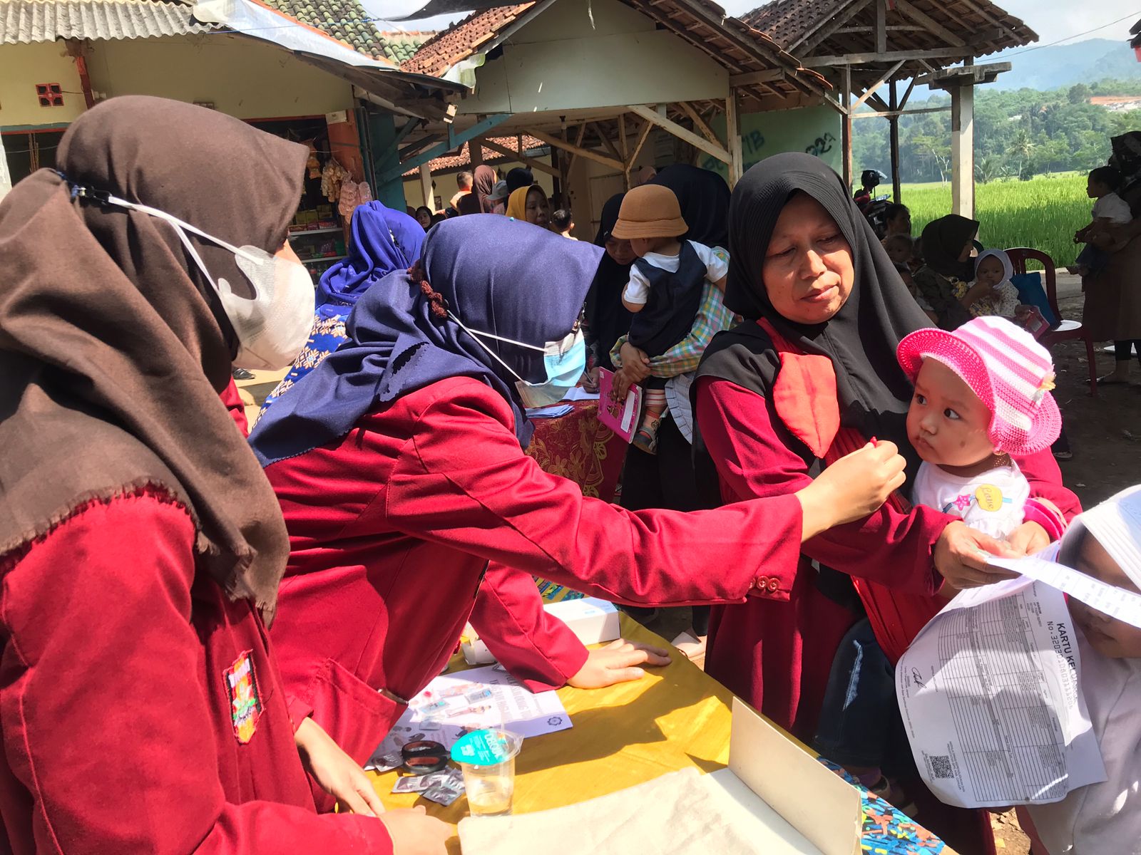 Mahasiswa KKN UM Bandung Bantu Sukseskan BIAN di Desa Babakankaret Cianjur