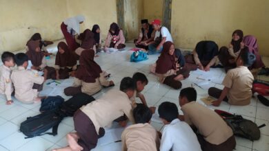 Kelas Rusak, Puluhan Siswa SD di Cianjur Terpaksa Belajar di Musala