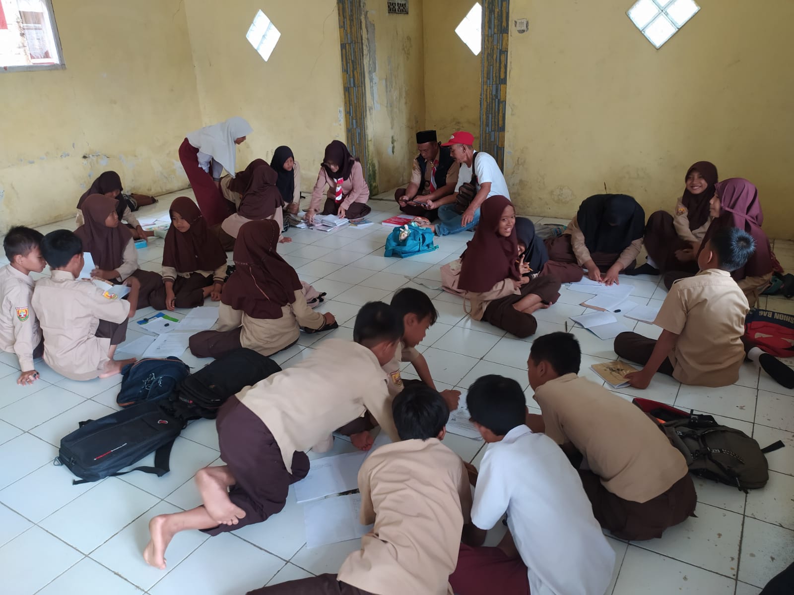 Kelas Rusak, Puluhan Siswa SD di Cianjur Terpaksa Belajar di Musala