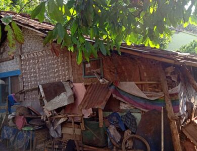 Tidak Ada Biaya, Pasutri Lansia di Cianjur Tinggal di Rumah Nyaris Ambruk
