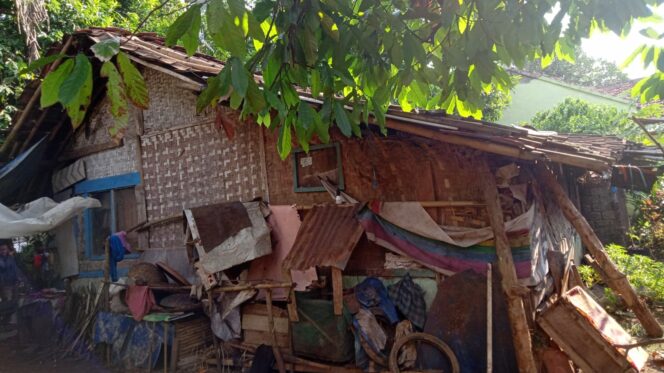 
 Tidak Ada Biaya, Pasutri Lansia di Cianjur Tinggal di Rumah Nyaris Ambruk.(Foto: Istimewa)