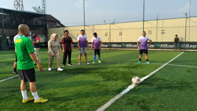 
 KICK OFF: Kepal UPTD Pasar Cipanas, Widya Pratiwi saat membuka turnamen mini soccer belum lama ini. (Foto: Istimewa)