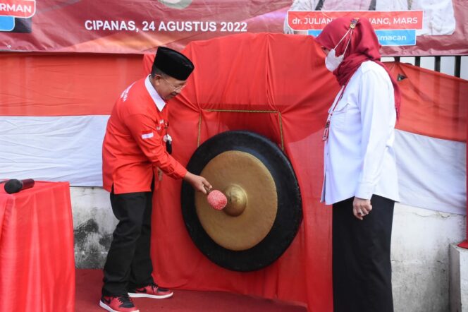 
 RESMIKAN: Bupati Cianjur Herman Suherman yang didampingi Dirut RSUD Cimacan launching program GRSSIA.