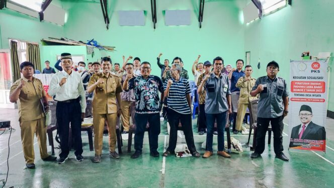 
 Sekretaris Komisi 1 DPRD Provinsi Jabar dari Fraksi PKS, Sadar Muslihat saat melakukan sosialisasi di Desa Ciwalen.
Foto: Istimewa