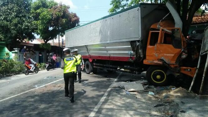 
 Kecelakaan beruntun di Kecamatan Gekbrong, Cianjur pada Minggu (3/11/2019) silam.(Foto: Afsal Muhammad/cianjurupdate.com)