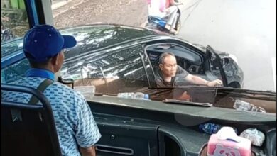 Viral! Pengendara Mobil Hitam Hantam Kaca Bus MGI Hingga Pecah di Cianjur