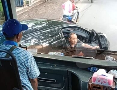 Viral! Pengendara Mobil Hitam Hantam Kaca Bus MGI Hingga Pecah di Cianjur